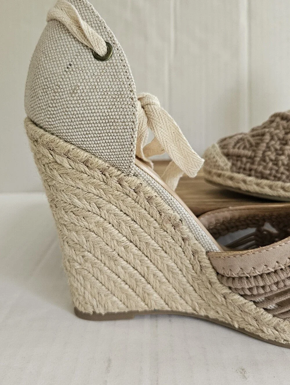 Shoe Dazzle Connee Espadrille Wedges Size 9 Crochet Tan Ankle Tie 4.5 Inch Heel